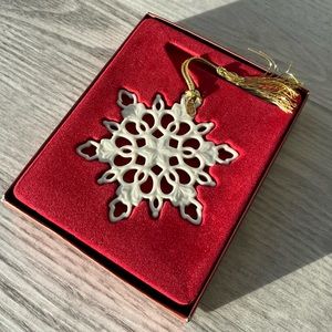 Lenox 2006 annual ornament, snowflake